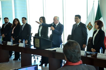 Nueva administración. Jorge Zermeño (al centro) rindió protesta ayer como alcalde de Torreón por tercera vez. (FERNANDO COMPEÁN) 