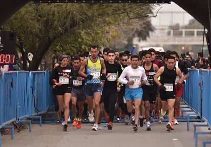 Una carrera que apunta a ser de las más rápidas de La Laguna, es la que se vivió ayer durante una fría mañana en los alrededores del Bosque Venustiano Carranza, dando inicio al extenso calendario atlético. (Érick Sotomayor)