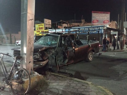 Luego del primer contacto, la camioneta salió proyectada hacia el camellón central y se impactó contra la base del semáforo.  (EL SIGLO DE TORREÓN) 