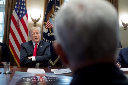 En su primera reunión de Gabinete del año, antes de reunirse con los líderes del Congreso para tratar el tema fronterizo, Trump aseguró ante los periodistas que mantendrá 'lo que haga falta' el cierre parcial del Gobierno, que hoy cumplió doce días. (EFE)