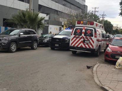 Se trata de un elemento pedestre asignado a la vigilancia de la zona Centro de la ciudad, quien presentaba una fractura en el fémur distal de su pierna izquierda debido al impacto de la bala. (EL SIGLO DE TORREÓN)