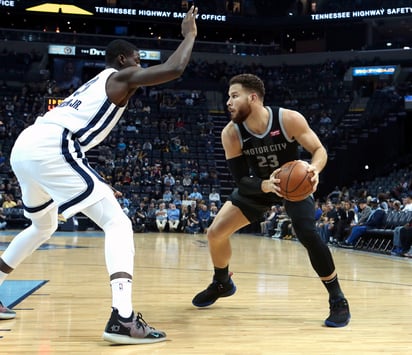 Blake Griffin (d) metió 26 puntos en el triunfo de Pistons ante Grizzlies.