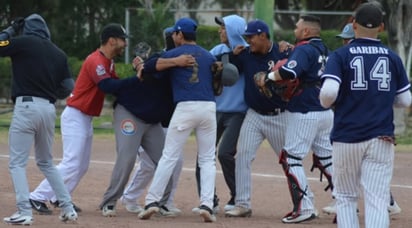 Los Mineritos 'B' festejan tras la caída del out 27, redondeando un increíble semestre en el que no perdieron un solo juego, pues se coronaron invictos en la temporada e igualmente lograron el título de los playoffs.