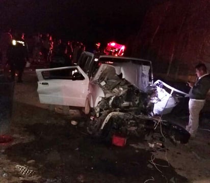 Fatal. Así quedó la camioneta Ford Ranger modelo 1997, color blanco, con engomados de Onappafa. (EL SIGLO DE TORREÓN) 

