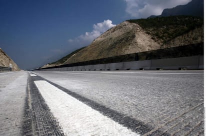 La autopista había permanecido la madrugada de hoy cerrada por la densa niebla que se presentó. 