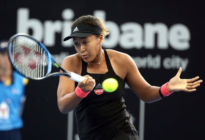 Naomi Osaka devuelve una pelota a Anastasija Sevastova en su choque de cuartos de final del torneo de Brisbane. (AP)