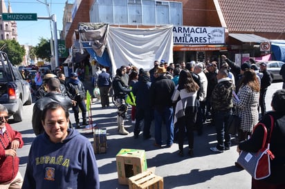 Hartos. Por extorsiones y abusos de agentes de Tránsito, locatarios del Mercado Alianza bloquearon la calle Múzquiz a la altura de la Juárez. Hora y media después del caos vial, llegó el jefe de Tránsito. (FERNANDO COMPEÁN)