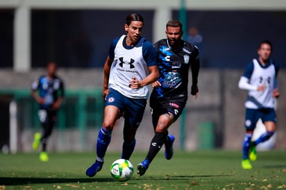 Edwin Cardona (d) ya participó en un partido amistoso con el Pachuca, previo al inicio del torneo Clausura 2019 de la Liga MX. (ARCHIVO)