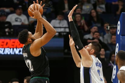 Karl-Anthony Towns metió 29 puntos y bajó 15 rebotes. (ARCHIVO)