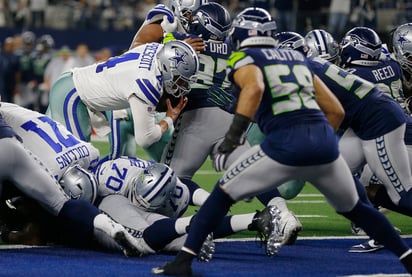 Dak Prescott (4) anotó cerca del final del juego para darle una ventaja de 10 puntos a Dallas.