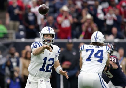 El mariscal de los Colts, Andrew Luck, lució en la primera mitad del juego con 191 yardas y dos pases de anotación.