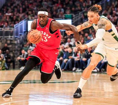 Pascal Siakam (i), de los Toronto Raptors, en el partido de anoche ante Milwaukee Bucks.