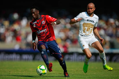 Caicedo (i) y González (d) disputan un balón en el Estadio Olímpico Universitario este mediodía en el duelo de la Jornada 1. (Jam Media)