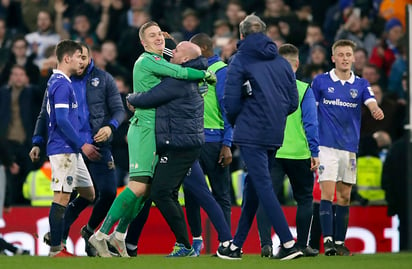 Los jugadores y el cuerpo técnico del Oldham festejan la victoria sobre el Fulham en la Copa de la FA.