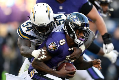 El ala defensiva de los Chargers de Los Ángeles Melvin Ingram (54) captura al quarterback de los Ravens de Baltimore, Lamar Jackson.