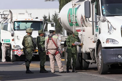 Sólo para la refinería de Salamanca, la Marina desplegó a 280 elementos que en conjunto con el Ejército vigilan las operaciones en esas instalaciones petroleras del estado de Guanajuato. (EL UNIVERSAL)