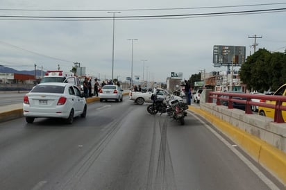 Percance. El vehículo señalado como responsable del accidente vial es una camioneta Courier de color blanco.