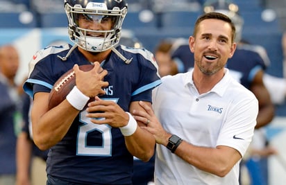 Matt LaFleur (d) se desempeñó esta temporada como coordinador ofensivo de los Titans de Tennessee.