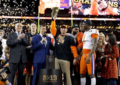 Clemson se impuso 44-16 a Alabama y conquistó el título del futbol americano colegial de los Estados Unidos. (AP)