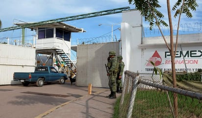 Revisan. Las instalaciones de Pemex tanto refinerías como centros de almacenamiento fueron reforzadas con personal militar. (EFE)