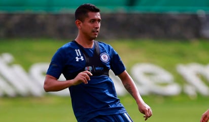 Elías Hernández, atacante de Cruz Azul, no terminó la práctica del equipo ayer y salió en compañía del cuerpo médico. (Jam Media)