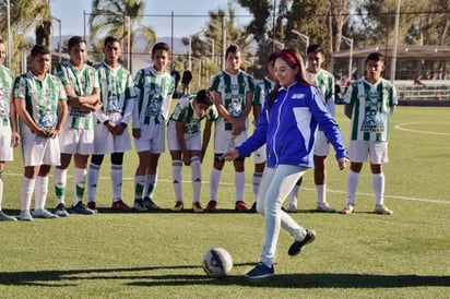 La nueva directora del IED asistió a la inauguración y clausura del Torneo Campeón de Campeones de futbol amateur en Durango. (Especial)