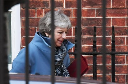 Su único objetivo. Theresa May renovó ayer sus esfuerzos para sumar apoyos a su acuerdo. (EFE)