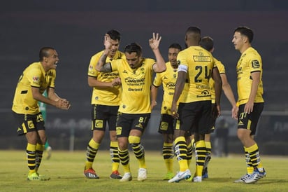 Mario Osuna (c) festeja el gol del triunfo para Monarcas sobre Potros UAEM. (Especial)