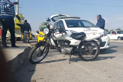 Daños. Ambas unidades quedaron con afectaciones luego del impacto. (EL SIGLO DE TORREÓN)