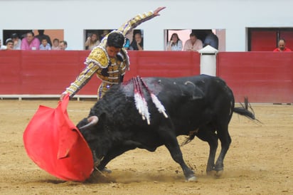 El matador Sergio Flores durante una corrida celebrada en el Coliseo Centenario en mayo de 2015.