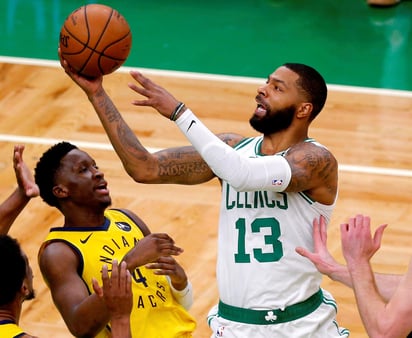 Marcus Morris (13) anotó 22 puntos y bajó 8 rebotes en la victoria de los Celtics 135-108 sobre los Pacers de Indiana.