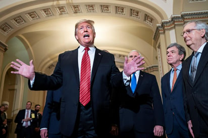 Sin rumbo. Trump aseguró que la reunión con los líderes demócratas del Congreso, Nancy Pelosi y Chuck Schumer, para desbloquear el cierre parcial de la Administración fue 'una pérdida de tiempo'. (EFE)