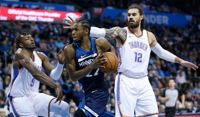 Andrew Wiggins (c) dijo tras el juego del martes ante el Thunder que Dennis Schroeder 'se puso gay... actuaba locamente sin motivo'.