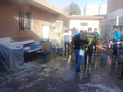 Control. Los cuerpos de rescate encontraron la vivienda incendiada, sin embargo no había nadie. (EL SIGLO DE TORREÓN)