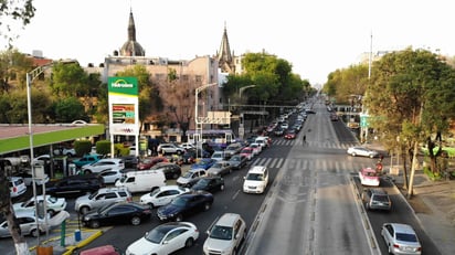 El presidente Andrés Manuel López Obrador reconoció el desabasto de gasolinas -que afecta a la Ciudad de México y nueve entidades del país- y exhortó a la población a resistir los inconvenientes que ha dejado su estrategia contra el robo de hidrocarburos; a que actúe con serenidad y tranquilidad. (EL UNIVERSAL)