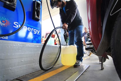 Sin solución. Cientos de personas se formaron para comprar gasolina en un negocio en Guanajuato, Guanajuato. El desabasto de gasolina se agravó ayer en el Valle de México y en otras 10 entidades de país. (ARCHIVO)