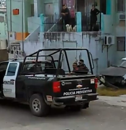 Los hechos ocurrieron la tarde del jueves en la zona habitacional, lugar en el que elementos de la policía municipal detuvieron a un joven y al cual intentaban subir a la patrulla. (ESPECIAL)