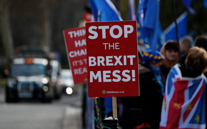 Días antes de la votación del acuerdo en los Comunes, el Ejecutivo británico continúa haciendo preparativos para la posibilidad de una ruptura abrupta de los lazos con Bruselas en menos de tres meses. (AP)