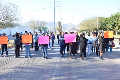 Protestan por los problemas que sufren de drenajes tapados y brotes de aguas negras en sus domicilios. (EL SIGLO DE TORREÓN)