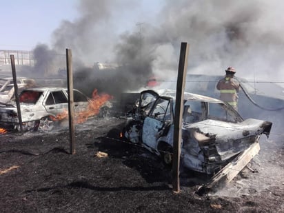 De manera inmediata, los cuerpos de rescate trabajaron en el lugar hasta lograr controlar las llamas reportando como pérdidas 20 vehículos incendiados. (EL SIGLO DE TORREÓN)