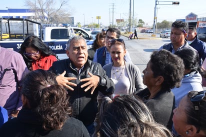 La segunda. Hora y media después de iniciado el bloqueo, representantes del Simas llegaron y se comprometieron a solucionar los brotes de aguas negras que afectan a varias colonias del sur. (FERNANDO COMPEÁN)