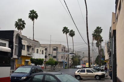 Estado del tiempo. Ayer por la tarde una tolvanera y una lluvia ligera, sorprendió a los laguneros. (JOEL MENDOZA)