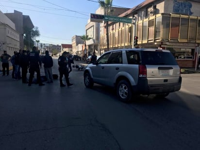 El lesionado conducía una motocicleta marca Honda CGL-125, color blanco, con placas de circulación E6RR9 de Coahuila. (ESPECIAL)