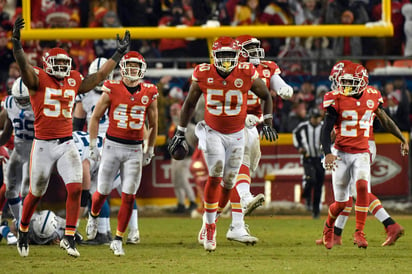 Jefes logró dos anotaciones en el primer cuarto, con sendos acarreos de Damien Williams, de 10 yardas, y de Tyreek Hill, de 36, y con los extras de Harrison Butker, para colocarse en ventaja 14-0. (AP)