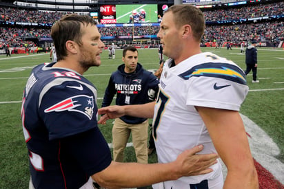 Tom Brady (i) con 41 años, y Philip Rivers, con 37, es la pareja de mariscales de campo que suman más años en un duelo de playoffs.