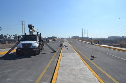 Circulación. Ayer, El Siglo de Torreón captó a ciclistas y motociclistas atravesando por el puente vehicular El Tajito que conecta a Gómez Palacio y Torreón por el Segundo Periférico de esta ciudad.