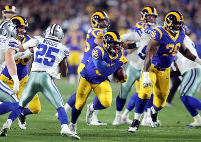 La notable defensiva terrestre de los Cowboys no pudo parar a los corredores de Rams, CJ. Anderson (35) y Todd Gurley.