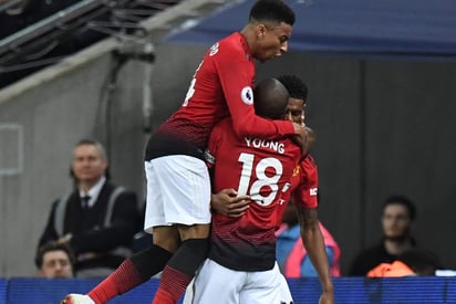 El inglés Marcus Rashford (detrás) colocó el 1-0, con lo que consiguió su quinto gol en los últimos nueve partidos de la Premier League.