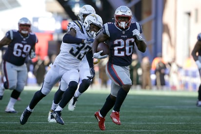 Sony Michel (26), corredor de los Patriotas, sumó 129 yardas terrestres y anotó en ocasiones en la victoria de los 'Pats' 41-28 ante Cargadores.