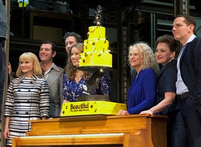 Reunión. Carole King convivió con el elenco del montaje y, además, cantó en vivo el tema, Beautiful. (AP)